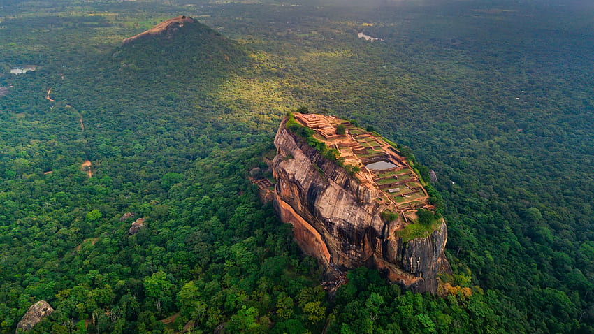 Vista aerea della roccia di Sigiriya al mattino nebbioso, distretto di Matale, Sri Lanka. Riflettori su Windows 10 Sfondo HD