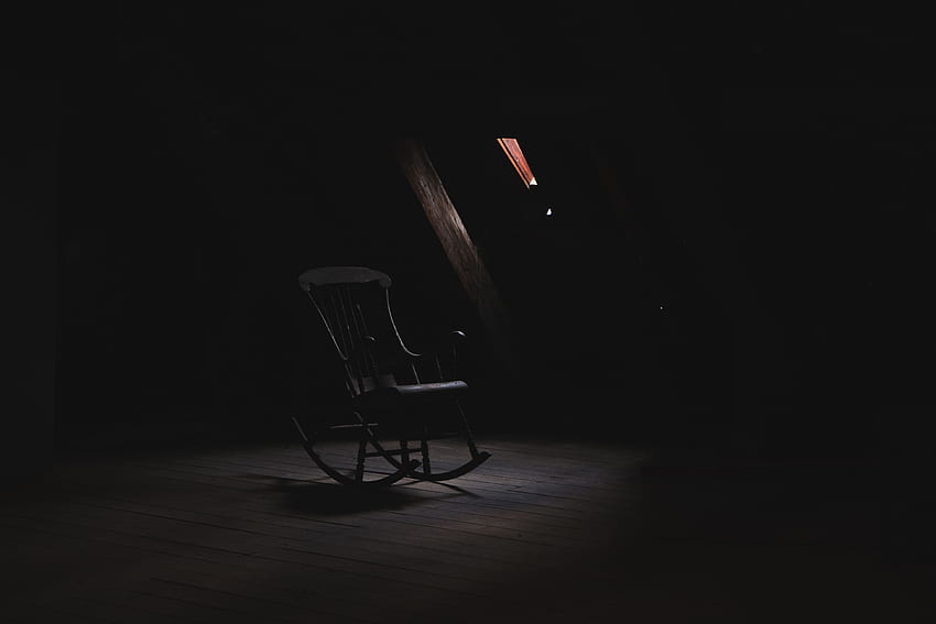 Sombre, effrayant, étrange, grenier, chaise berçante Fond d'écran HD