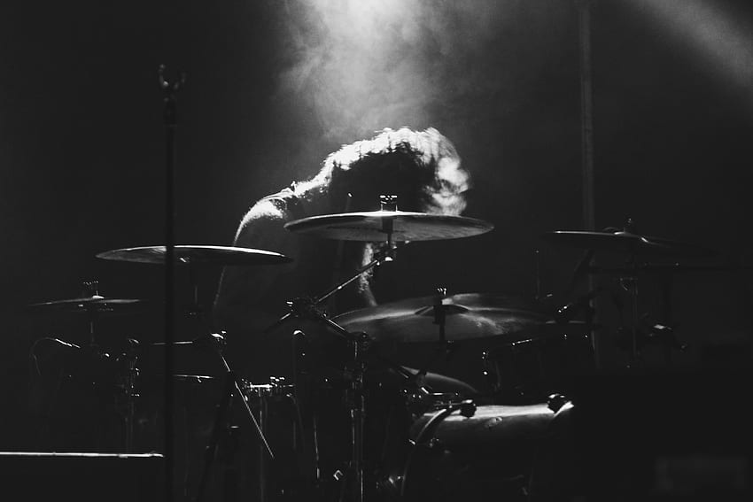 Graustufen eines Mannes, der Trommel spielt, Trommel Schwarz und Weiß HD-Hintergrundbild