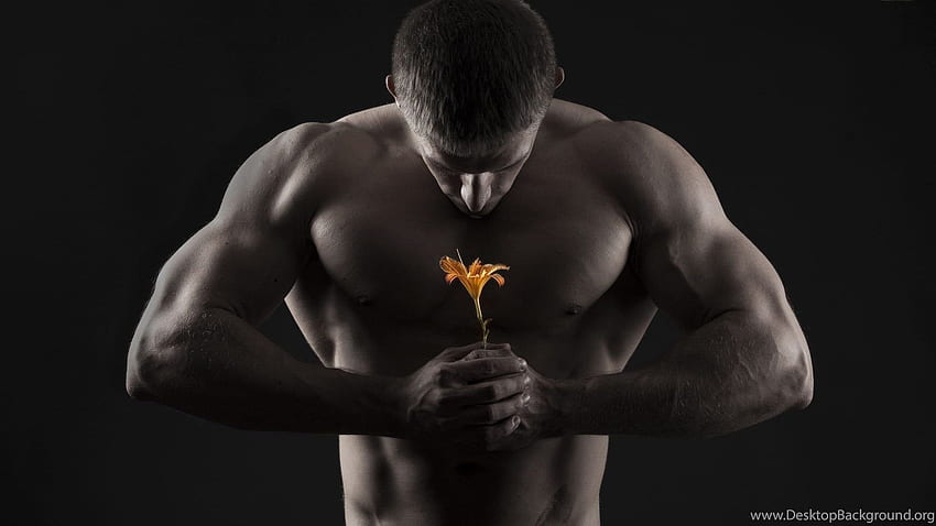 Muskulöser Mann, Der Einen Lilienhintergrund Hält, Kraftprotz HD-Hintergrundbild