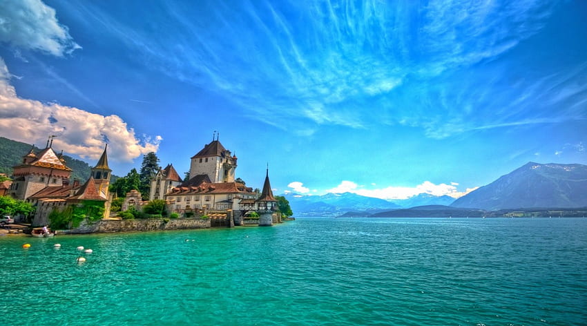 Езерото Тун, Швейцария, лодка, красиво, езеро, синьо небе, зелено, облаци, замък, планини, вода HD тапет