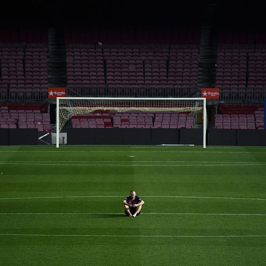 Andrés Iniesta se sienta solo en el césped del Camp Nou después de la final fondo de pantalla del teléfono