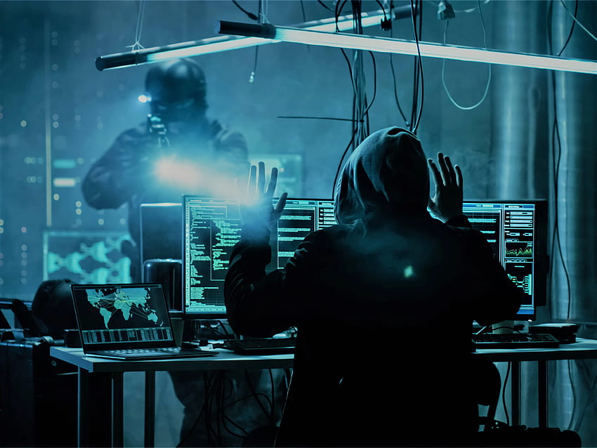 Anonimowy Haker Złapany Przez Policję Artystyczny Laptop, Zaawansowana Technika, I Tło Jaskinia, Haker Pokój Tapeta HD