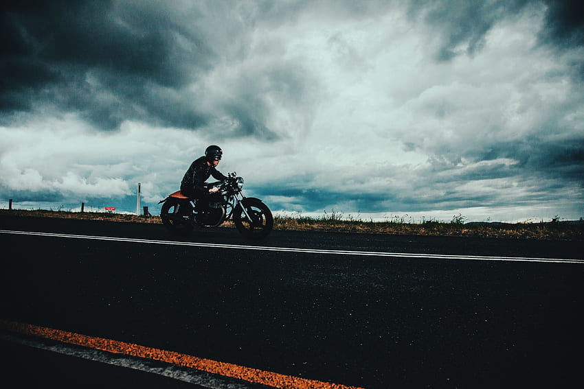Chmury, motocykle, droga, znaczniki, asfalt, motocyklista, kask, pochmurno, głównie zachmurzenie Tapeta HD