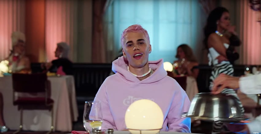 Justin Bieber shows off wild pink hairstyle in new 'Yummy' music video HD wallpaper
