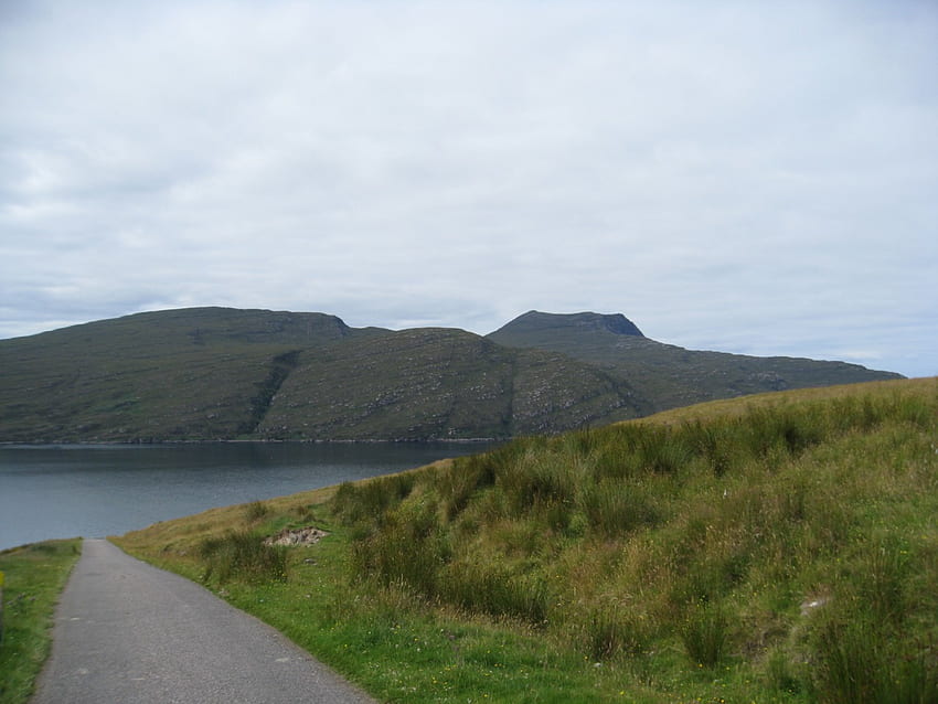 スコットランドの道路、草、道路、高地、草が茂った丘、丘と谷 高画質の壁紙