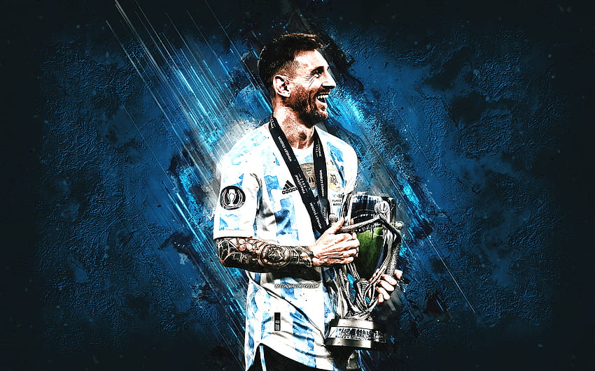Lionel Messi, argentinische Fußballnationalmannschaft, argentinischer Fußballspieler, Messi mit Pokal, blauer Steinhintergrund, Argentinien, Fußball, Leo Messi, Grunge-Kunst HD-Hintergrundbild