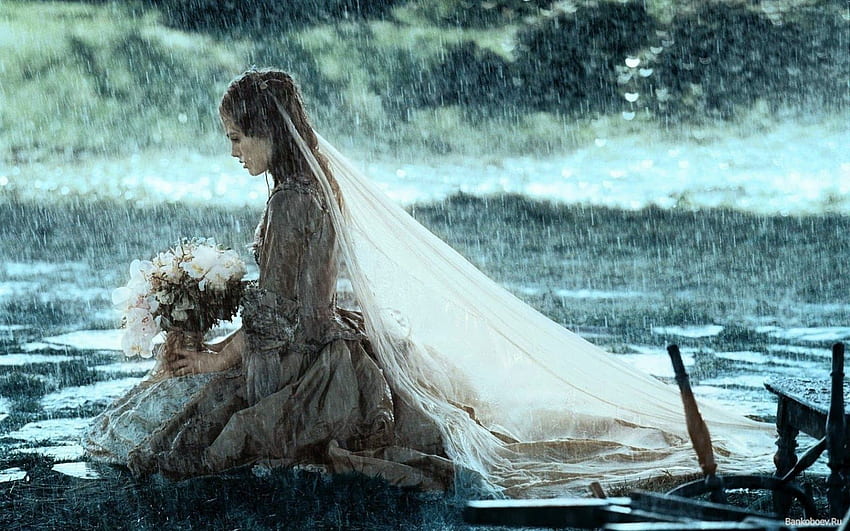 Bella ragazza triste sola innamorata seduta a piangere con sentimenti, sola sotto la pioggia Sfondo HD