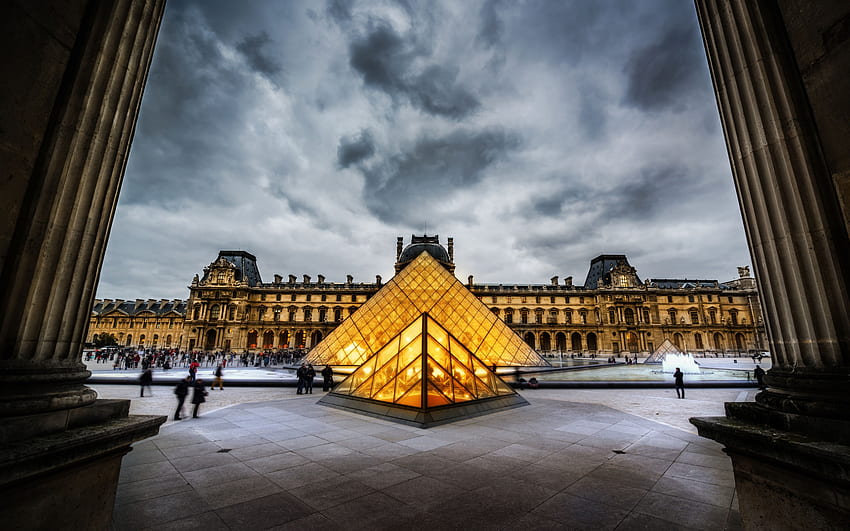 The Louvre and Background - HD wallpaper