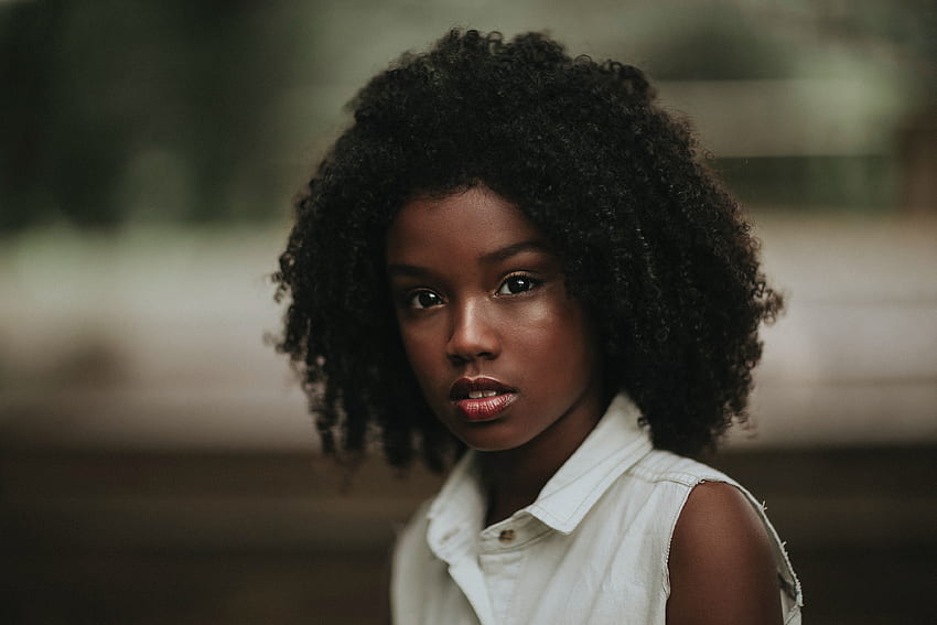 Афро-американско момиче, което гледа към камера · Наличност, Афро-американска жена HD тапет
