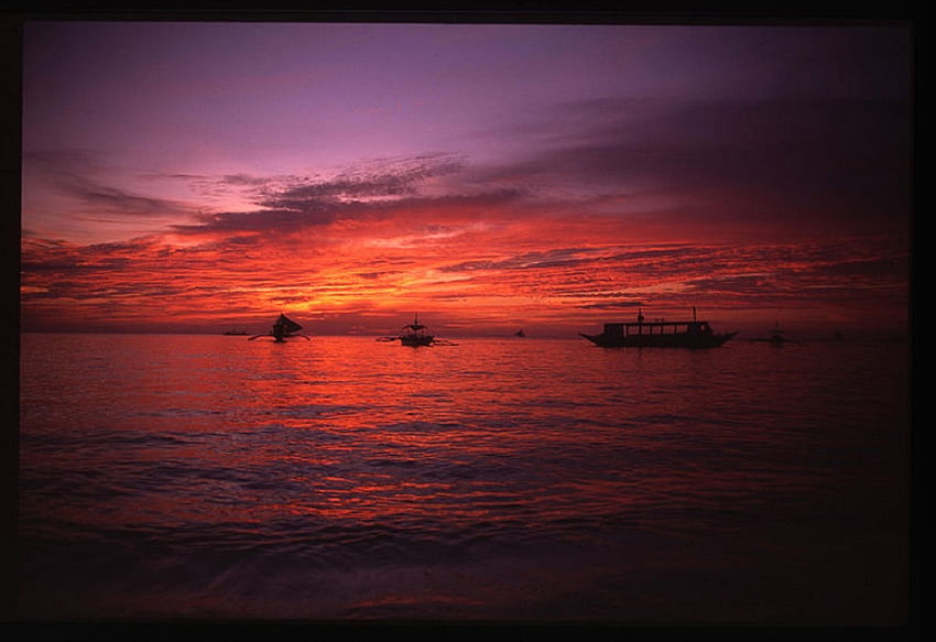Bombaj Zachód słońca, rybacy, fiolet, łodzie, czerwienie, niebo, woda, zachód słońca, plaża Tapeta HD