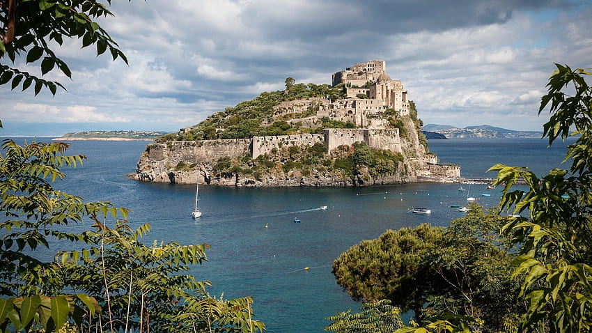 манастир на остров край италианския бряг, море, остров, крайбрежие, манастир, дървета, крепост HD тапет