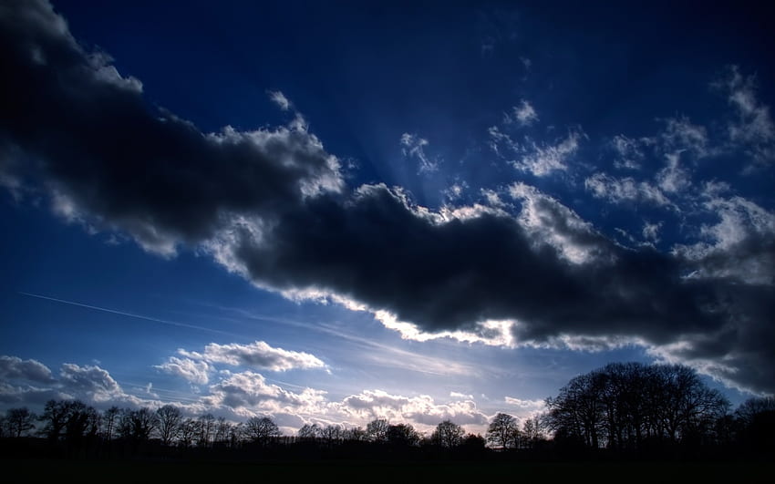 진한 파란색 하늘, 푸른 하늘, 들판, r, 먹구름, 구름 HD 월페이퍼