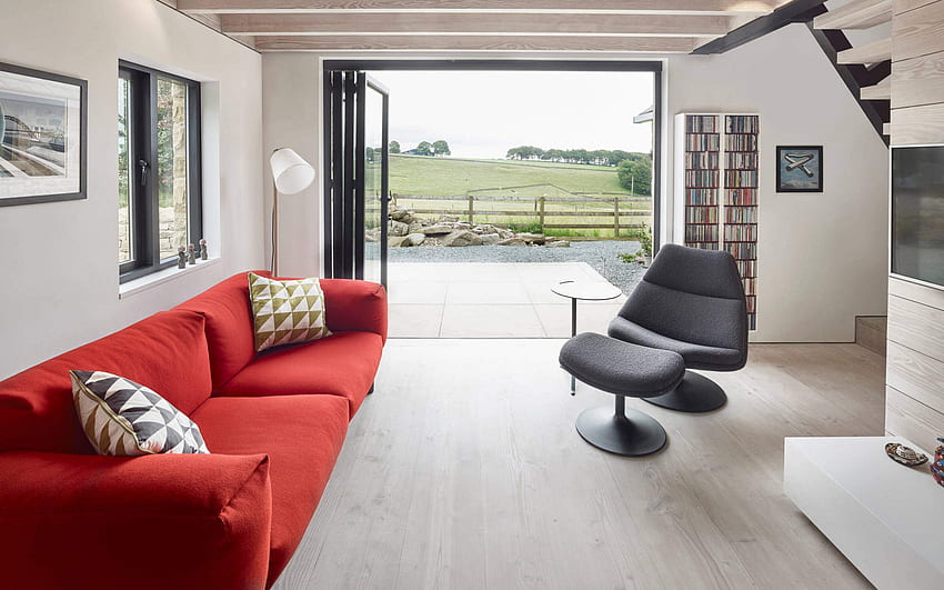 stilvolles Wohnungsdesign, Wohnzimmer, rotes Sofa, heller Holzboden, stilvolle Bücherregale, modernes Innendesign HD-Hintergrundbild