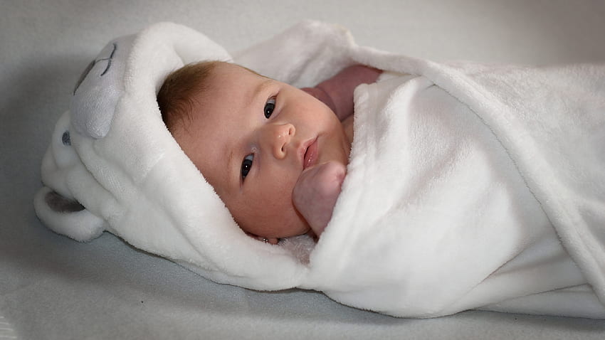 Bayi laki-laki lucu ditutupi dengan handuk bayi putih berbaring di tempat tidur lucu Wallpaper HD