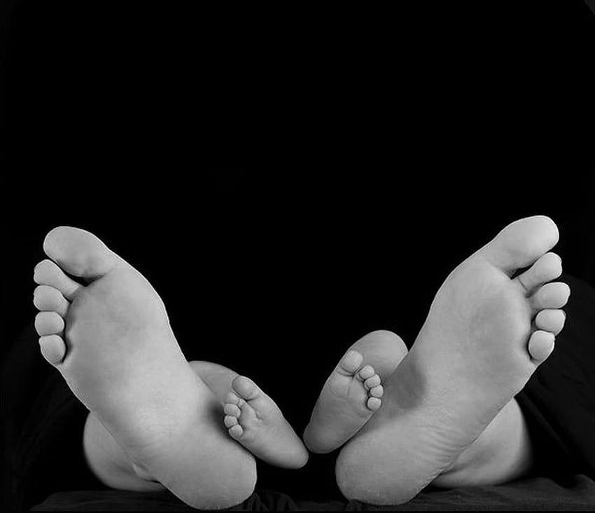~~~ BIG AND SMALL ~~~, simple, graphy, feet, bw, cute HD wallpaper