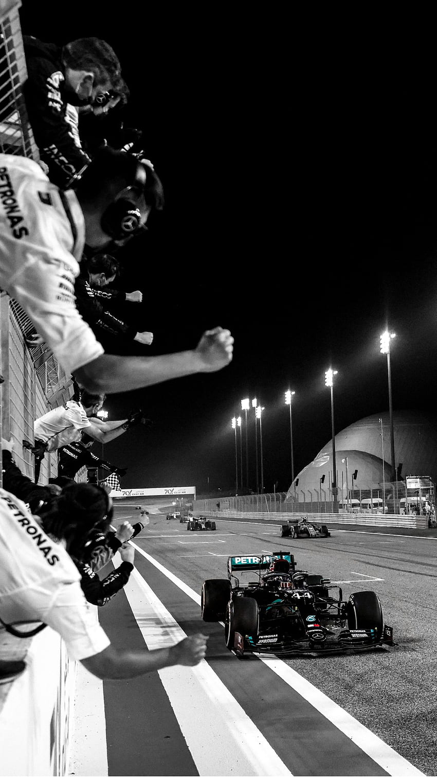 Mercedes AMG PETRONAS F1 Team OK, die letzten beiden für diese Woche. Teilen Sie uns unten Ihren neuen Hintergrund mit!, George Russell HD-Handy-Hintergrundbild