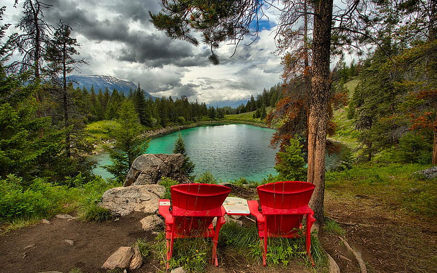 La vallée des cinq lacs au parc national Jasper, Alberta, chaises, paysage, arbres, nuages, ciel, canada, montagnes Fond d'écran HD