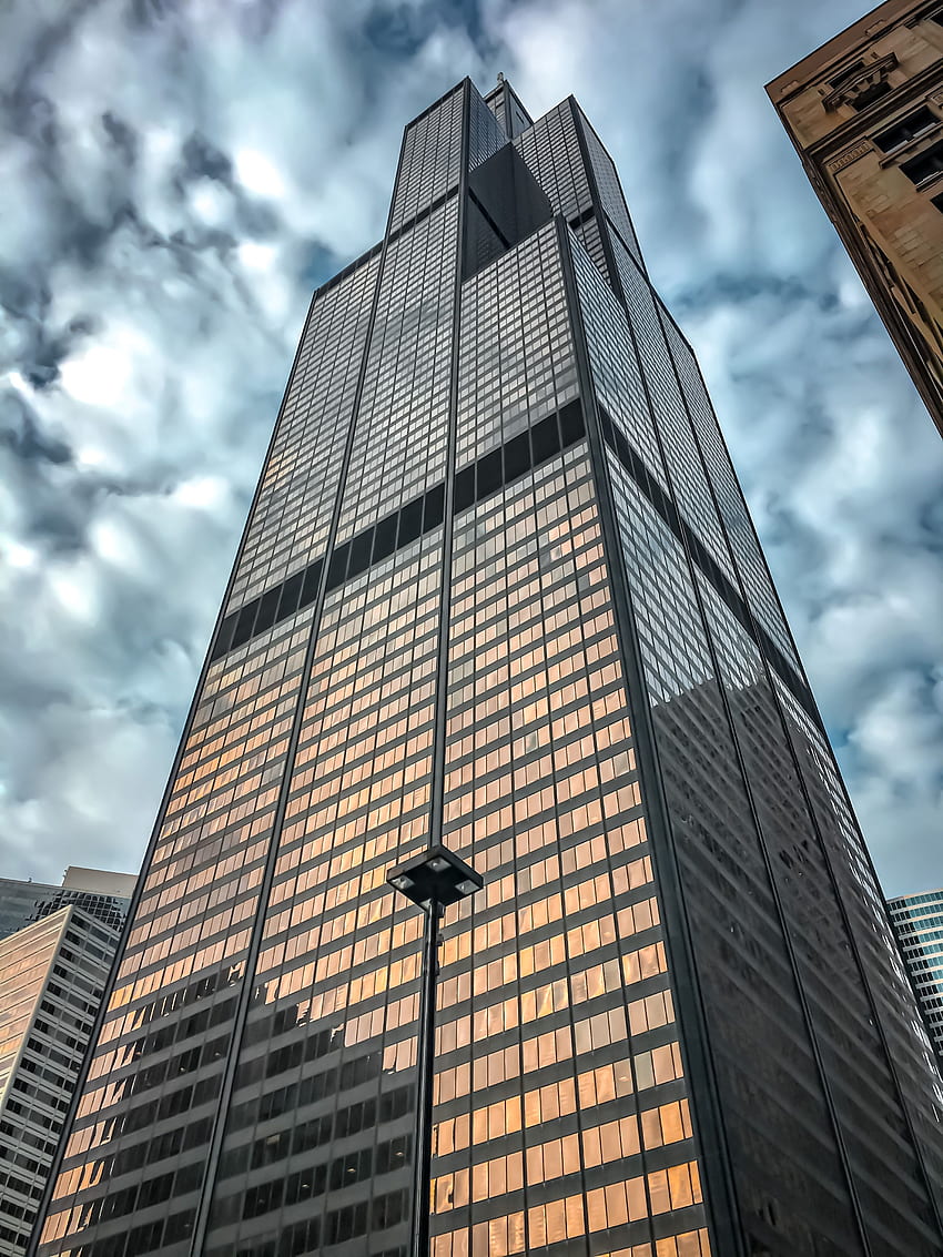 Снимка от нисък ъгъл на Willis Tower под облачно небе · Наличност HD тапет за телефон