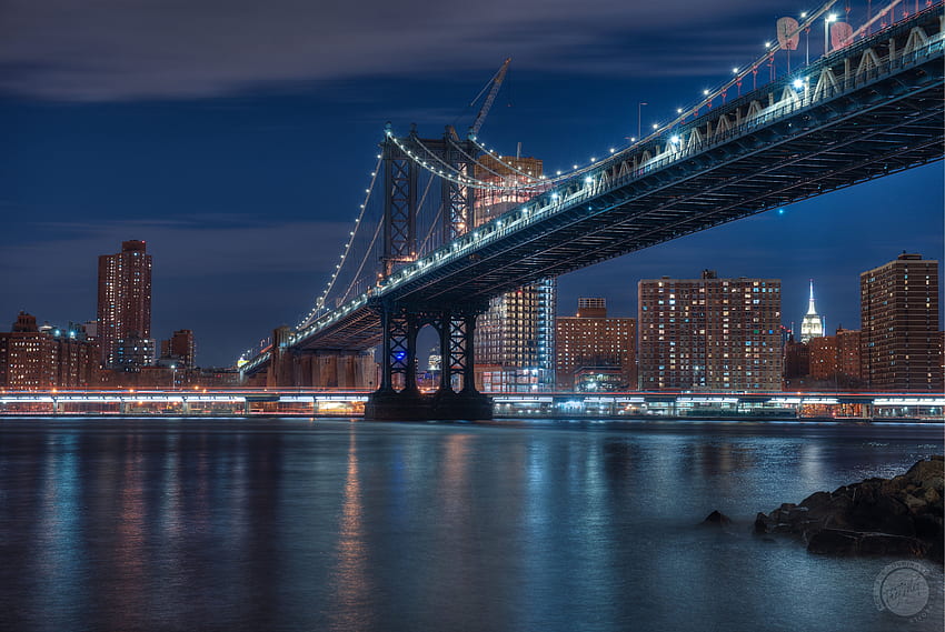 Manhattan Köprüsü'nün gece boyunca ışıklarla boyanması HD duvar kağıdı