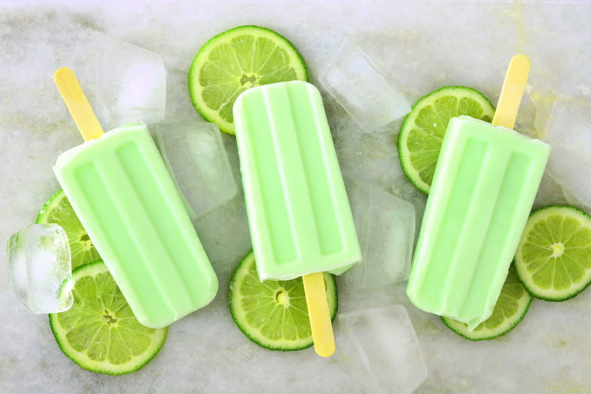 Caramelos de hielo verde, rodajas de limón, verano. fondo de pantalla