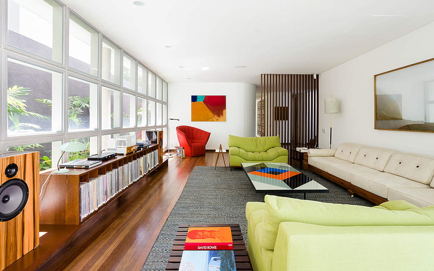 sala de estar, estilo minimalista, diseño interior moderno, muebles creativos, paredes blancas en la sala de estar, piso de madera marrón, interior elegante con resolución. Alta calidad, interior mínimo fondo de pantalla