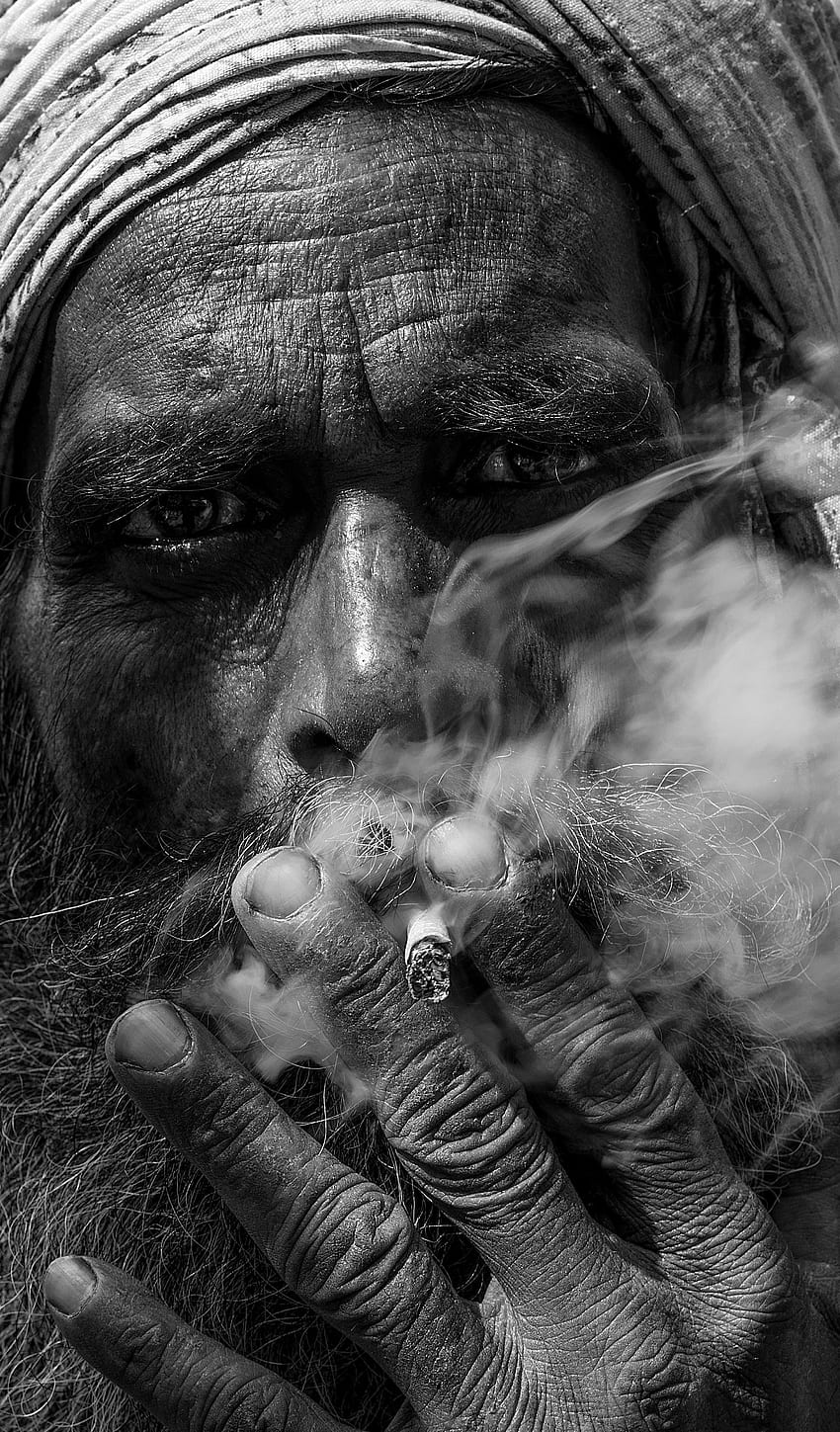 Alter Mann, der Zigarette raucht · Stock, Männer rauchen HD-Handy-Hintergrundbild