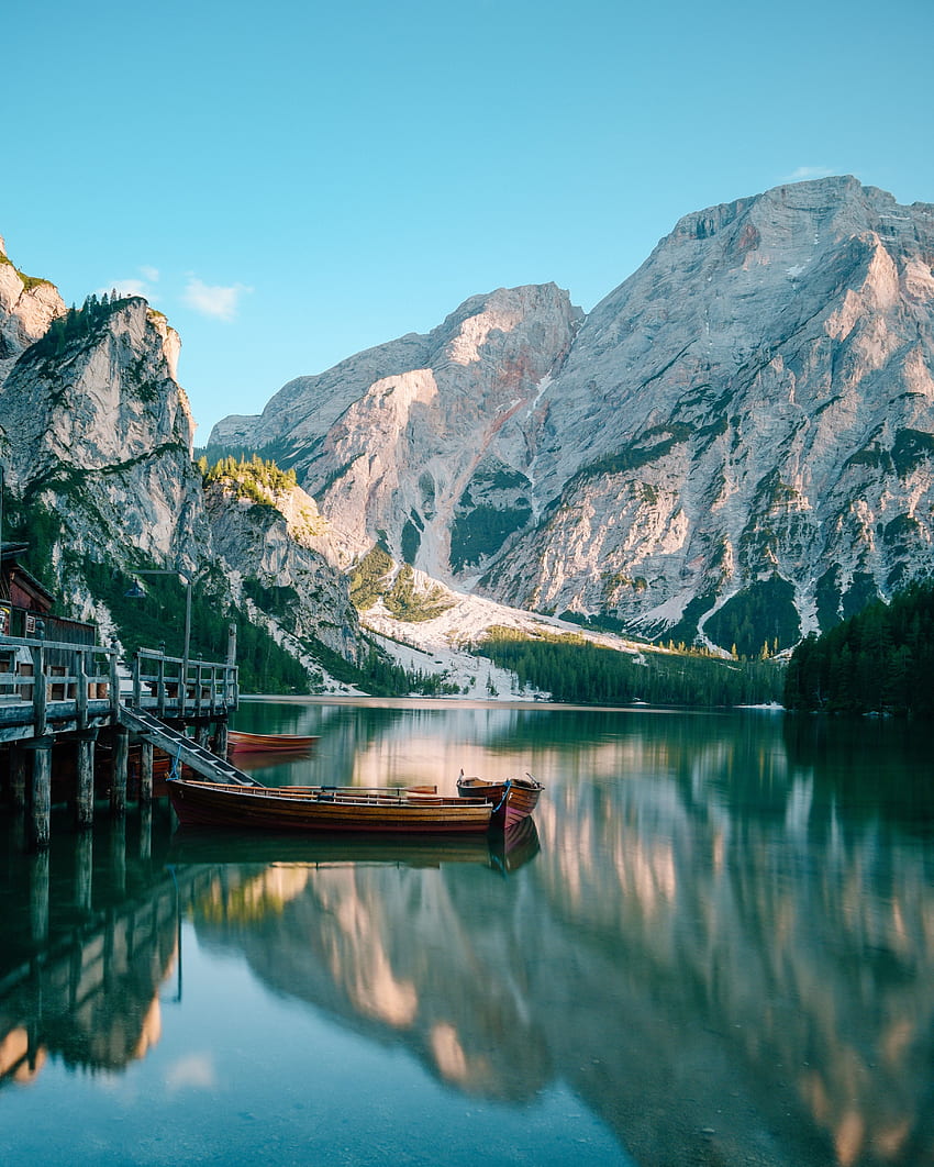 Barco, muelle, lago, exótico y natural, montañas. fondo de pantalla del teléfono