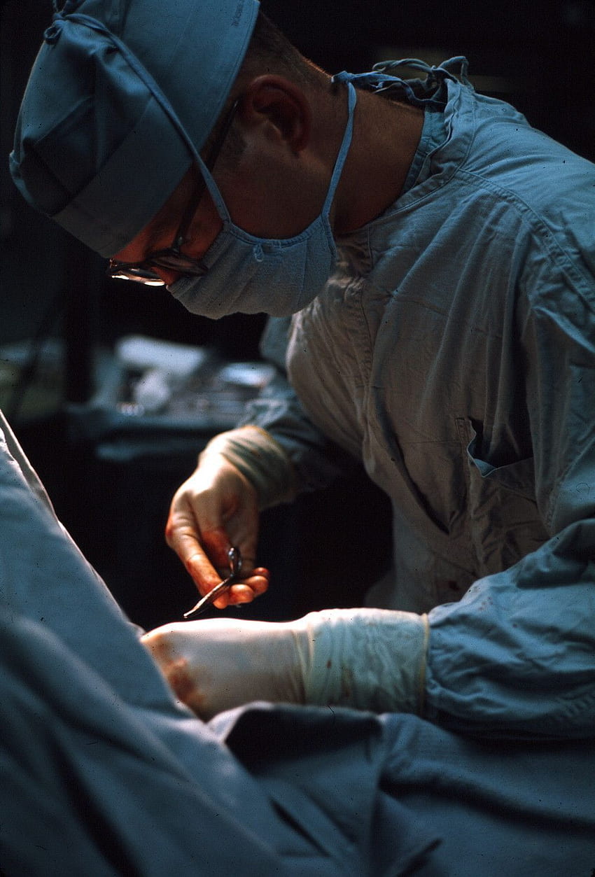 すべてのサイズ。 12 月 1 日、ベトナムのブラックホースにある第 7 外科病院で手術を行う Larry Schwab 大尉. HD電話の壁紙