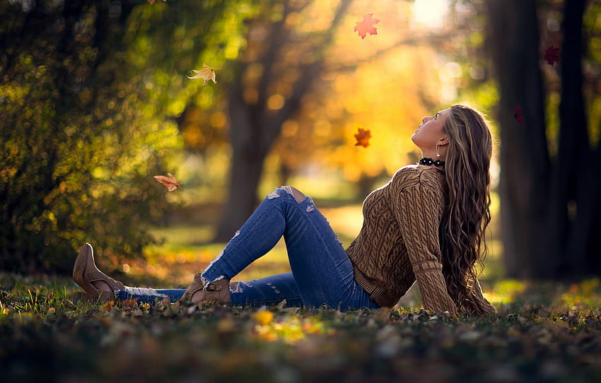 otoño, hojas, niña, el sol, árboles, pose, Parque, jeans, maquillaje, peinado, zapatos, sentado, sobre la hierba, bokeh, cabello castaño, jersey para , sección девушки fondo de pantalla
