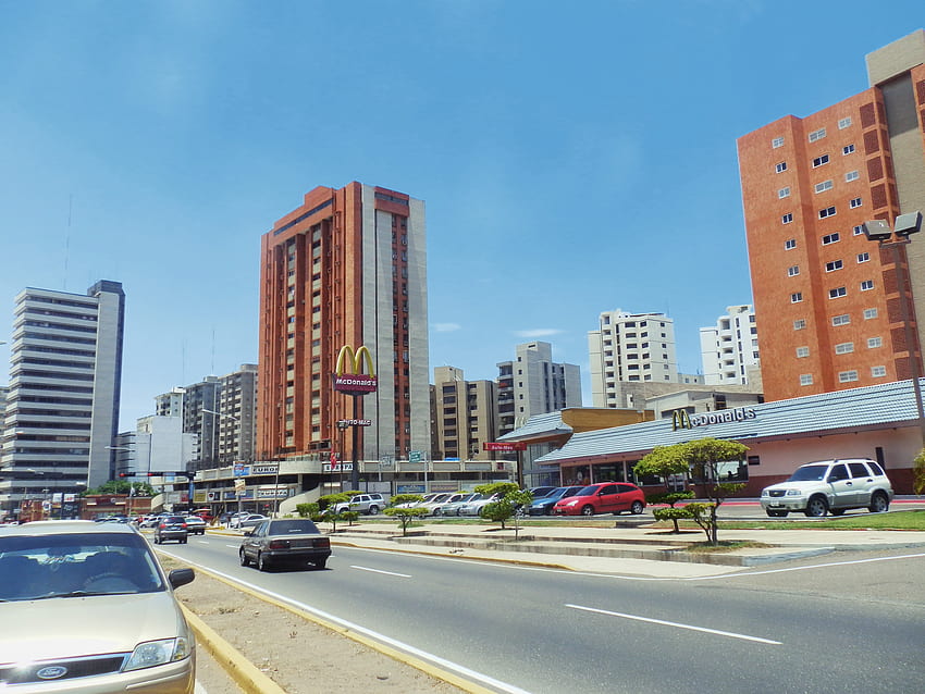 Edificios en la avenida 5 de Julio de Maracaibo, Zulia HD wallpaper