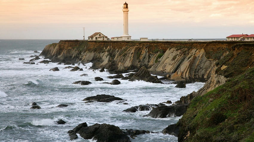 北カリフォルニアのポイントアリーナ灯台、海、灯台、崖、海岸、岩 高画質の壁紙