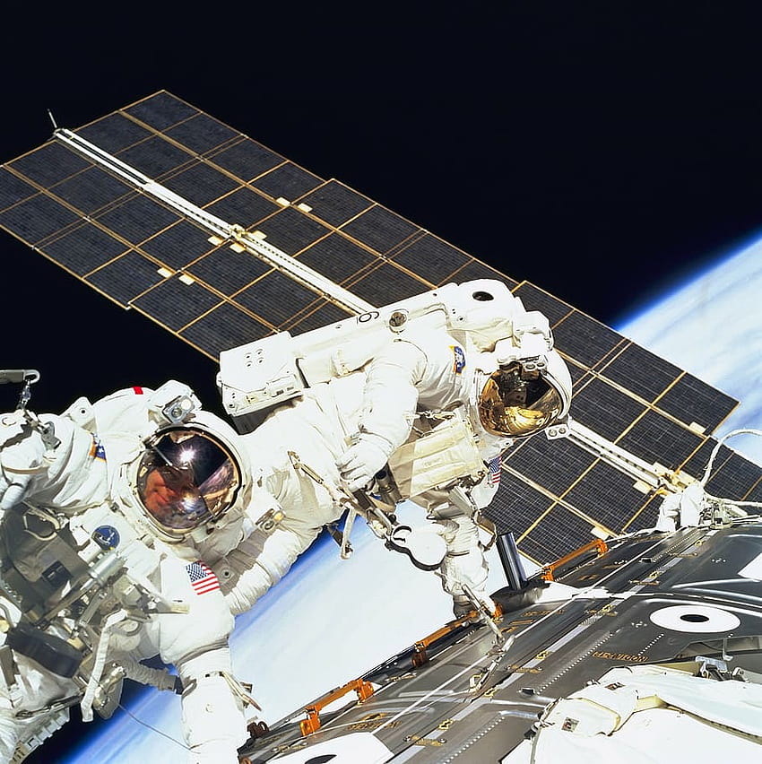 : астронавти, космическа разходка, космическа совалка, инструменти, костюм HD тапет за телефон