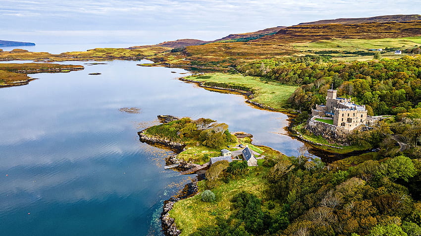 มุมมองทางอากาศของปราสาท Dunvegan, Isle of Skye, Inner Hebrides, Scotland, UK . สปอตไลต์ Windows 10 วอลล์เปเปอร์ HD