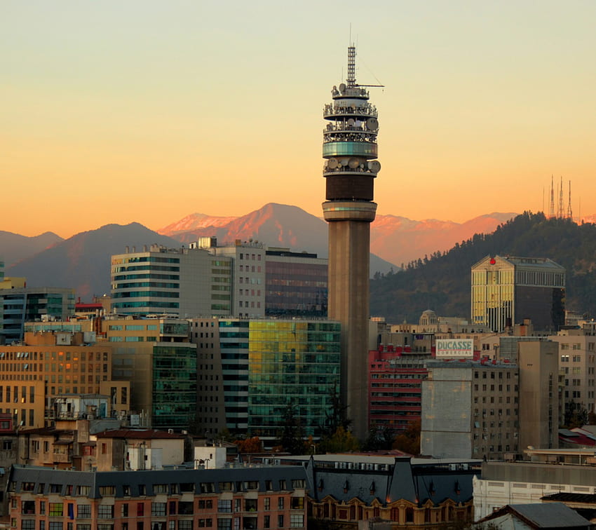 Entel Tower nel centro di Santiago - Cile (). IL Sfondo HD