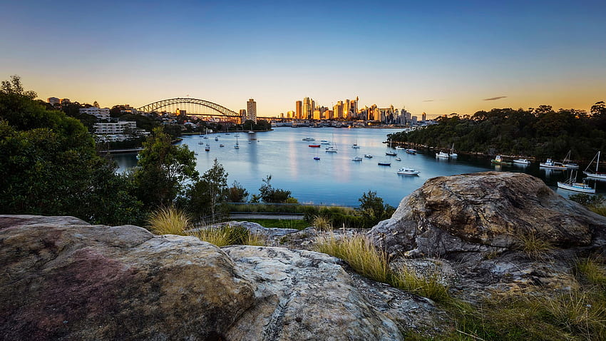 Изглед към изгрева на Сидни от Уейвъртън, Нов Южен Уелс, Австралия. Windows 10 Spotlight HD тапет