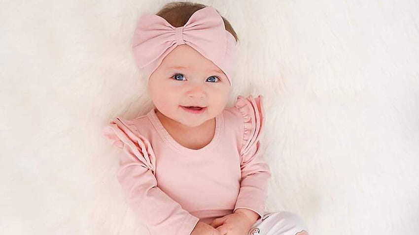 Cute Girl Baby Child è sdraiato sul panno bianco che indossa abito rosa e archetto carino Sfondo HD