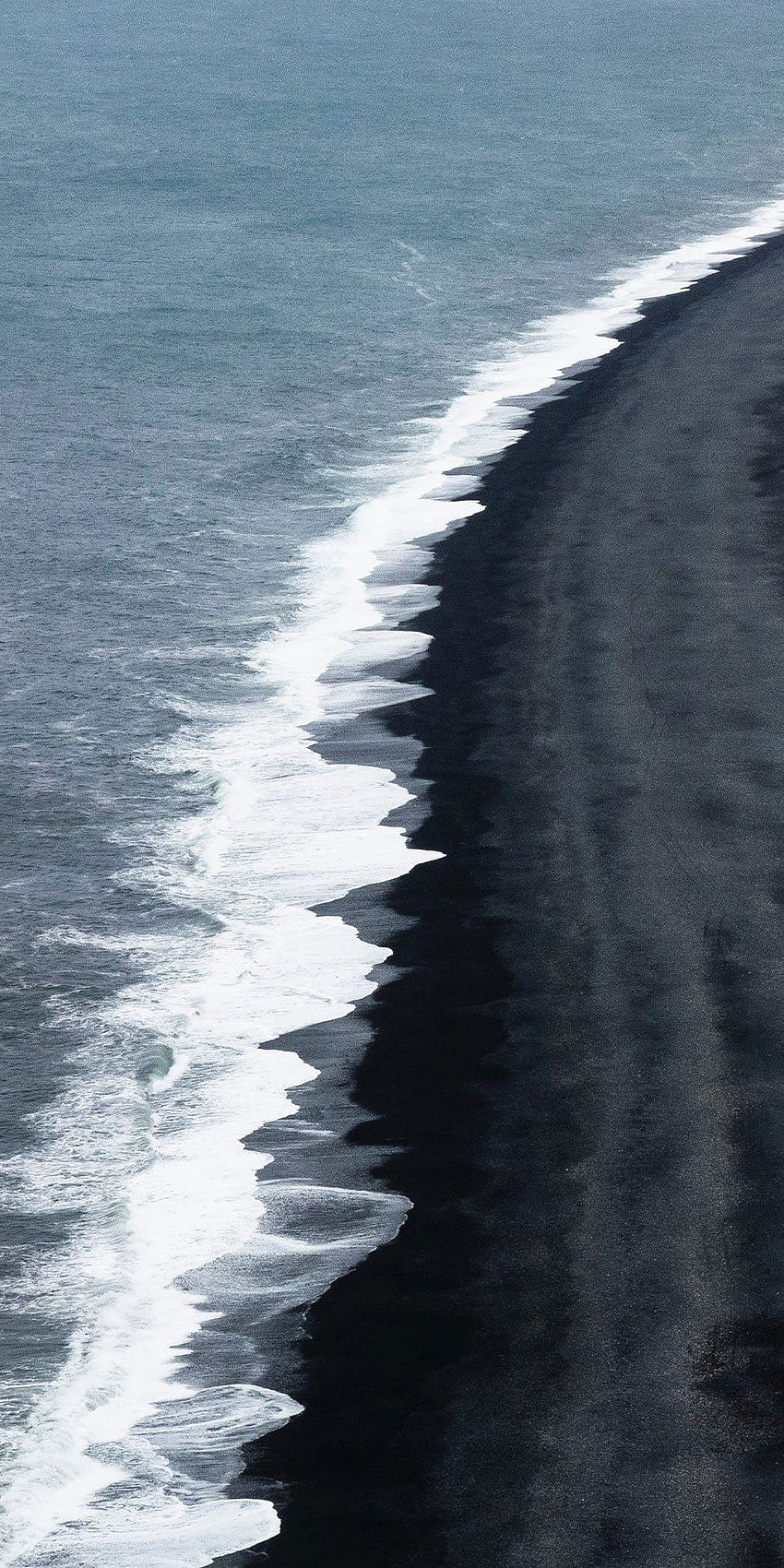 Reykjavik, Island. Mit seinen enormen Basaltstapeln, tosenden Atlantikwellen und atemberaubenden Pfannen. Schwarzer Sandstrand Island, Strand iphone, Island, dunkler Sand HD-Handy-Hintergrundbild