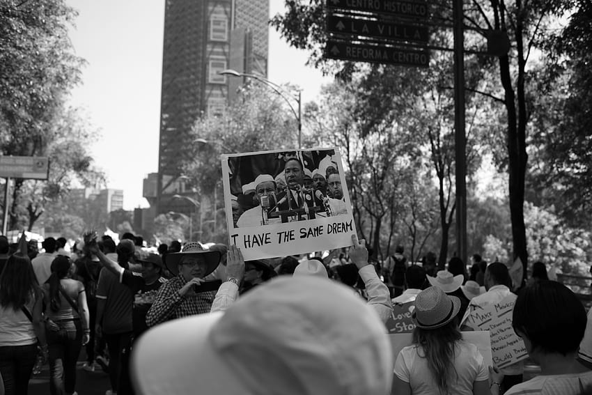 メキシコシティでの抗議デモに参加した群衆と、マーティンの絵を描いたサイン、We the People 高画質の壁紙