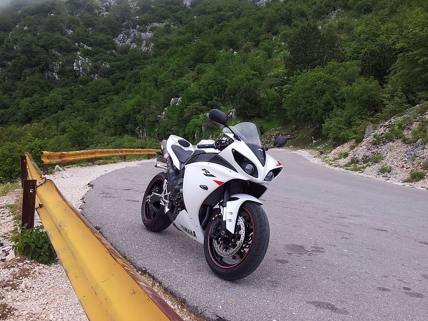 Biało-czarny sportowy motocykl zaparkowany na szarej drodze, Yamaha R1 White Tapeta HD