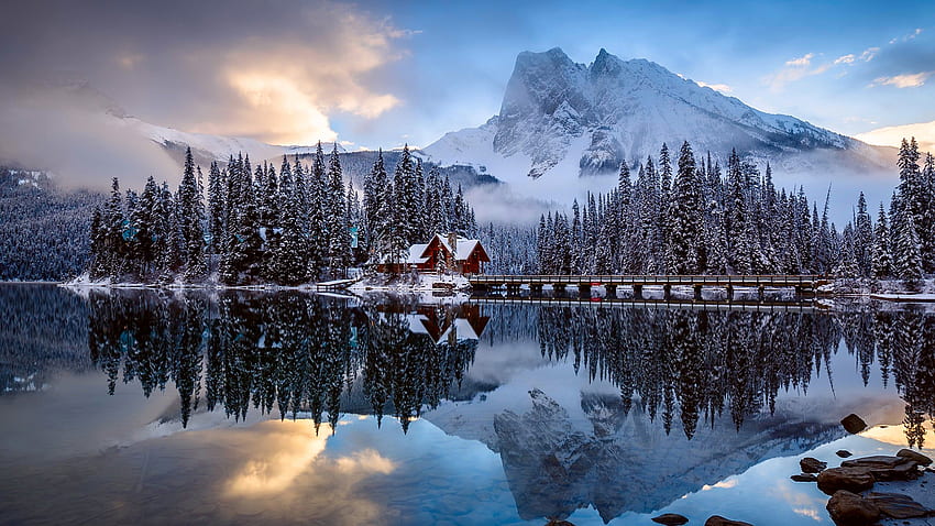 Vue paysage de pont maison couverte de neige arbres montagnes réflexion sur l'eau graphie graphie Fond d'écran HD