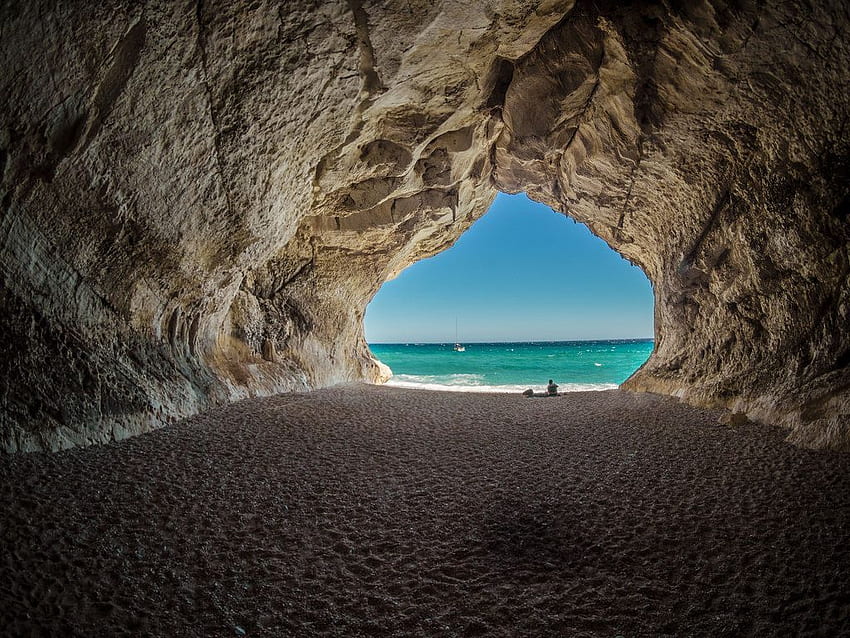 Strandblick von der Höhle. Italienische Strände, Überraschungsurlaub, coole Orte zum Besuchen HD-Hintergrundbild