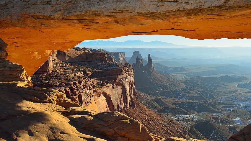 Viewa Arch di Taman Nasional Utah Canyonlands di musim dingin, AS. Sorotan Windows 10 Wallpaper HD