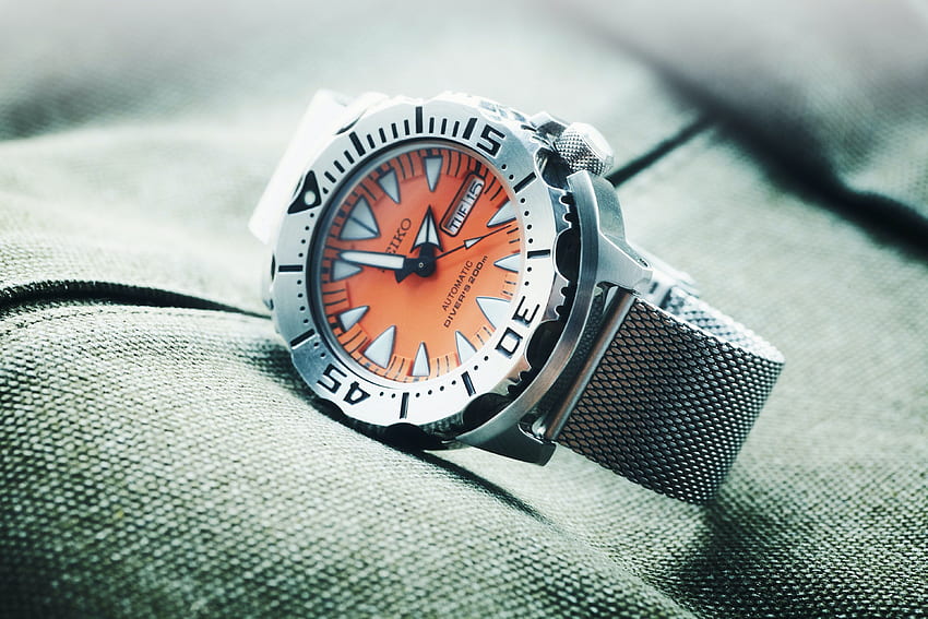 Runde, orange- und silberfarbene analoge Seiko-Uhr mit Anzeige von 1:57 · Auf Lager, SEIKO-Uhr HD-Hintergrundbild