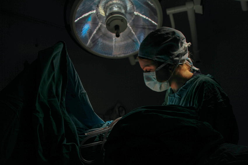 Cómo encontrar asistencia quirúrgica cuando más la necesita, Cirugía cerebral fondo de pantalla