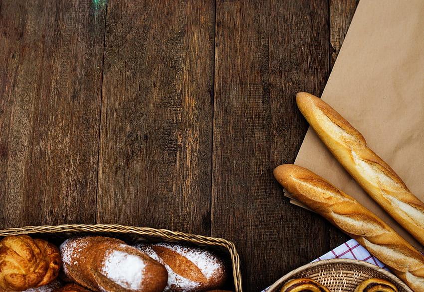 : Chleby na patyku na drewnianej desce - Bagietka, Papier, Drewniany stół - Tapeta HD