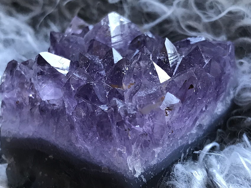 12 najczęstszych niebieskich, fioletowych i fioletowych minerałów, kryształ ametystu Tapeta HD