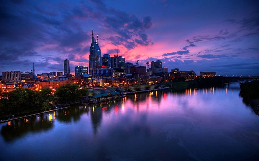 都市, 川, 夜, 都市, 建物, 海岸, 銀行, 超高層ビル, 薄紫色の夕日 高画質の壁紙