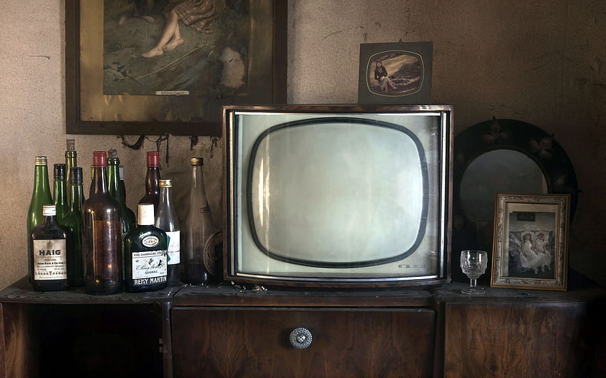 antik Fernseher mit alten Flaschen HD-Hintergrundbild