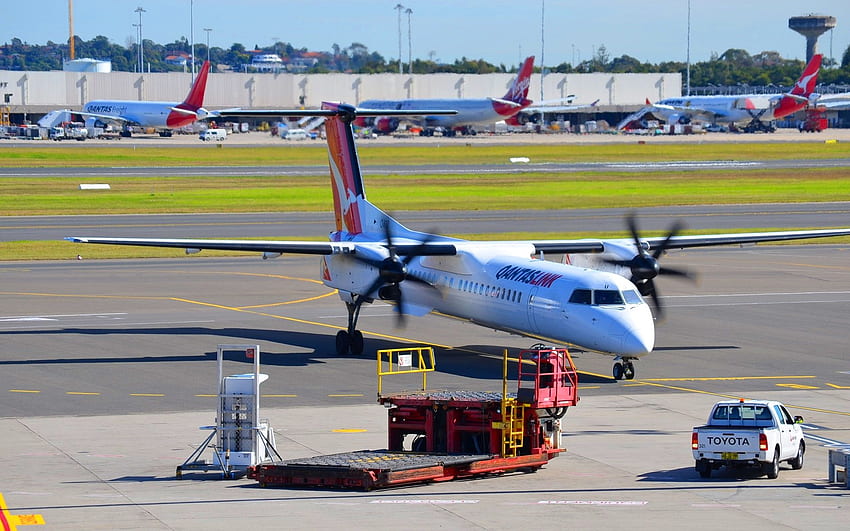 Bombardier Qantas Airplane Aircraft Vehicle Airport - Resolution: HD wallpaper